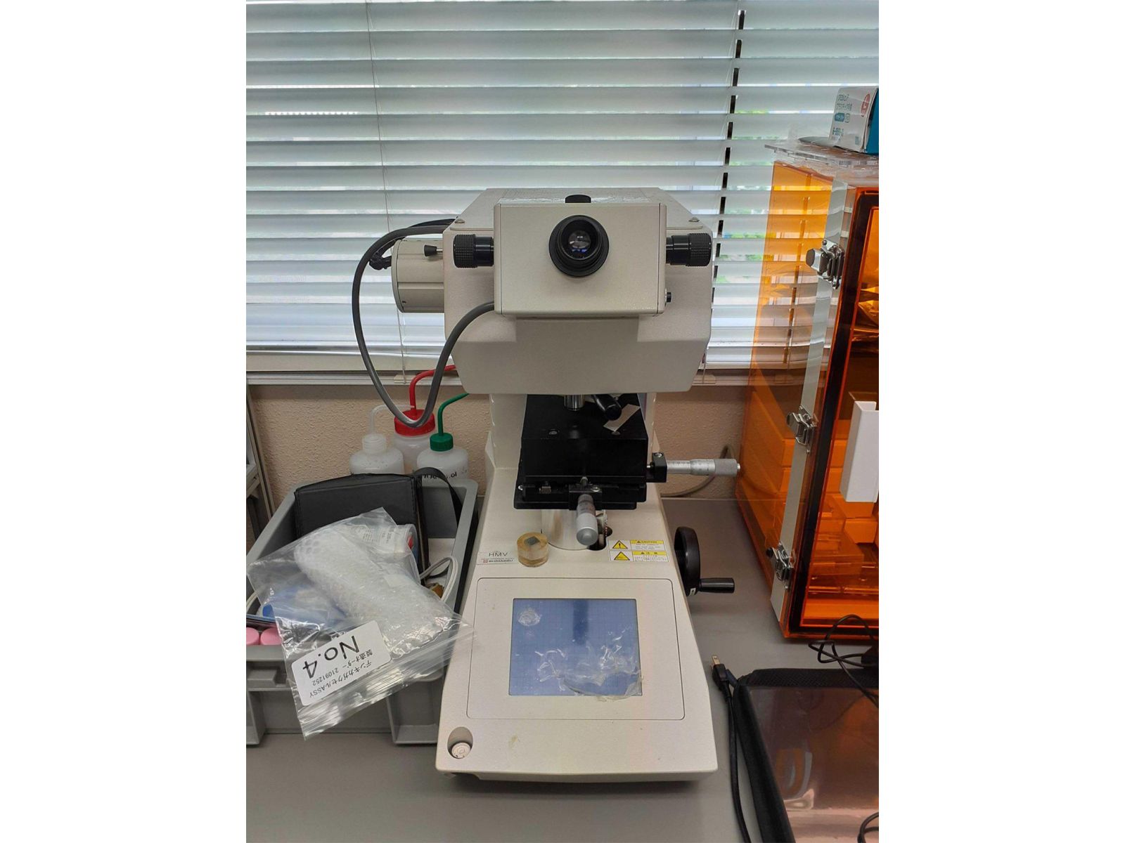 マイクロビッカース硬さ試験機
(micro Vickers hardness testing machine)